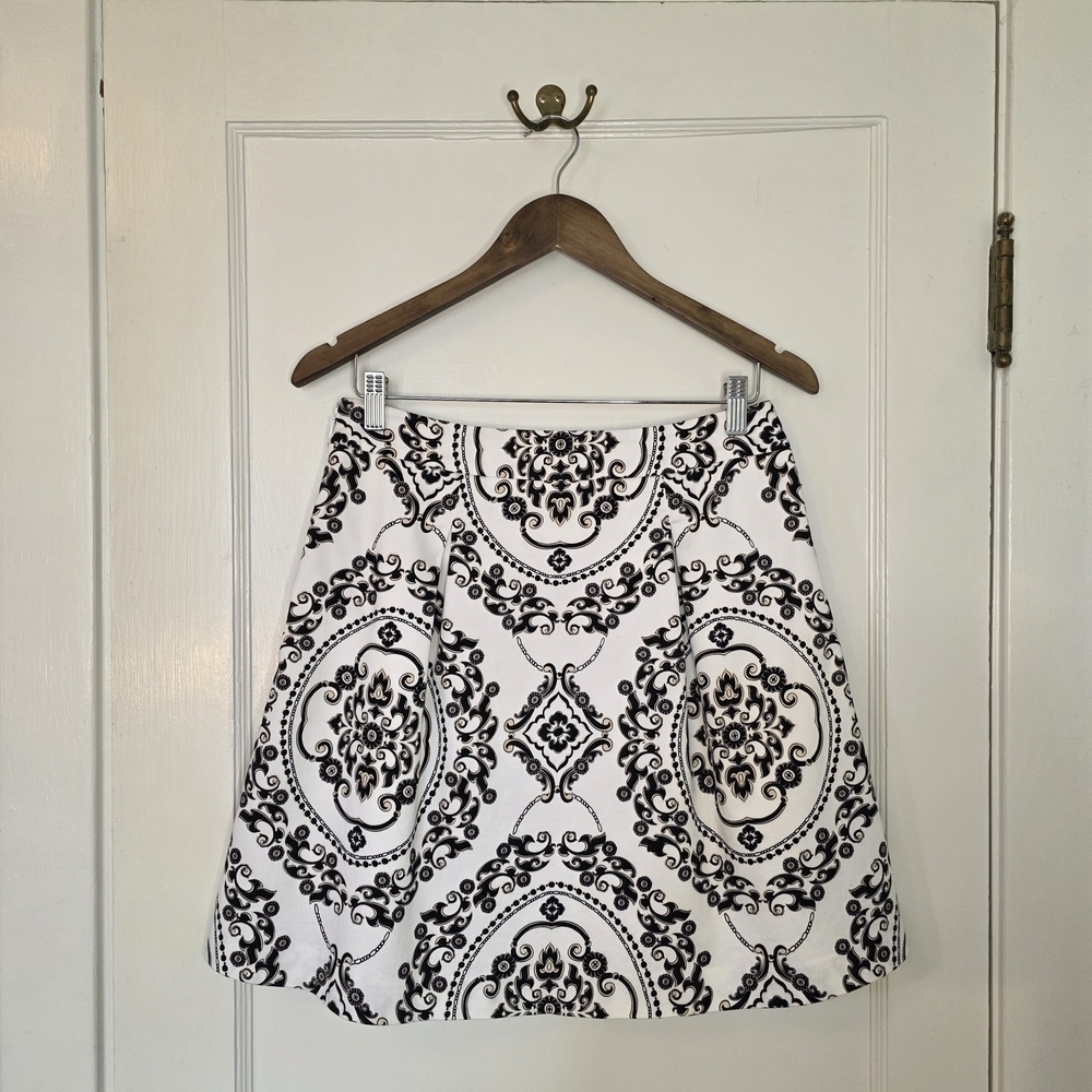 White House | Black Market Pleated Skirt – Size 4 – White; Black/Cream Pattern - Picture 5 of 6